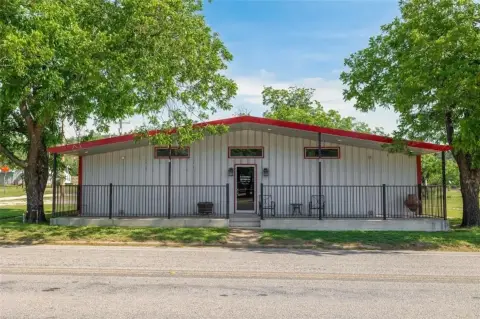Highway-Frontage Commercial Space in Santa Anna