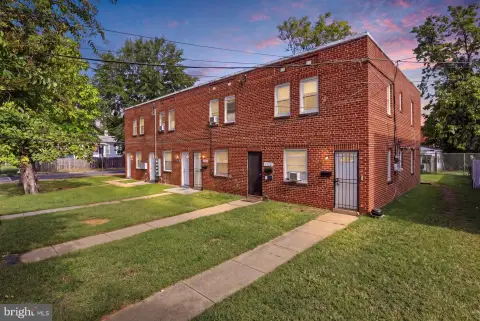 Brick Quadplex with Vacant Units
