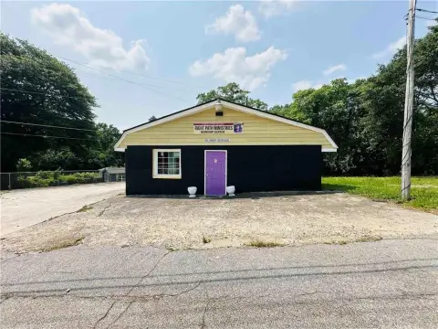 Commercial Building in Forest Park