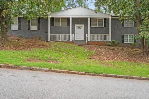 Updated Top-Floor Quadplex Apartment