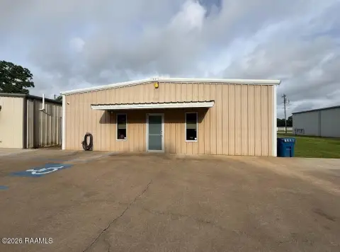 Versatile Office/Warehouse Near I-49