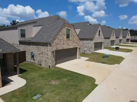 Newly Built Triplex with Garages