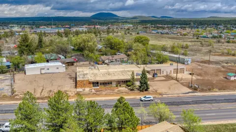 Lakeside Commercial Property on White Mountain