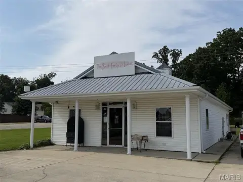 Versatile Commercial Storefront Building