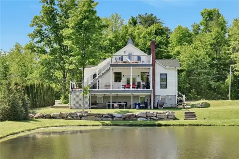 Boutique Cottage Resort with Airfield Hangar