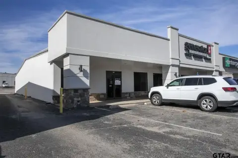 Versatile Space in Pinnacle Plaza