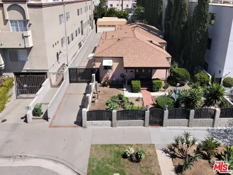 Los Angeles Duplex in Melrose