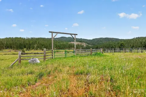 Gated Mountain Ranch Land