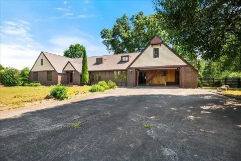 Mixed-Use Property With Commercial Garages