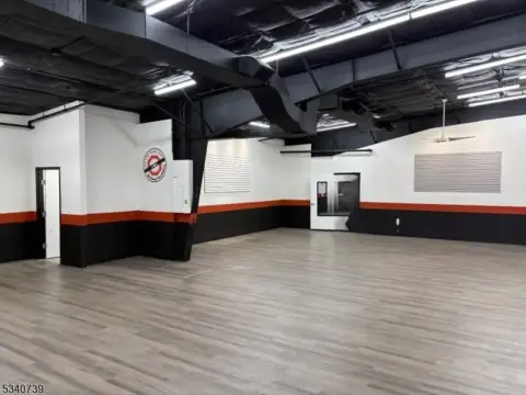 Retail Space in Busy Strip