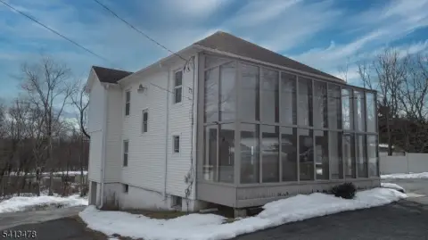 Versatile Commercial Building, High Visibility