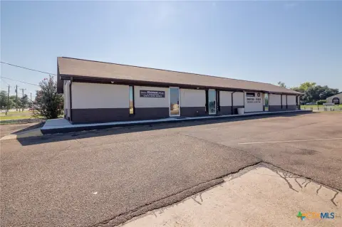 Commercial Property in High-Visibility Location