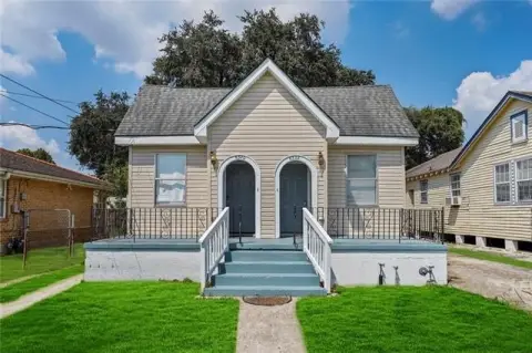 Craftsman Duplex with Private Drives