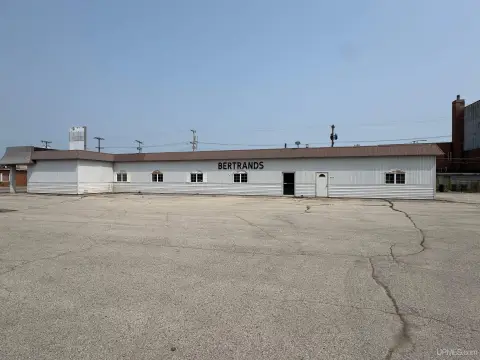 Escanaba Commercial Building with Apartment