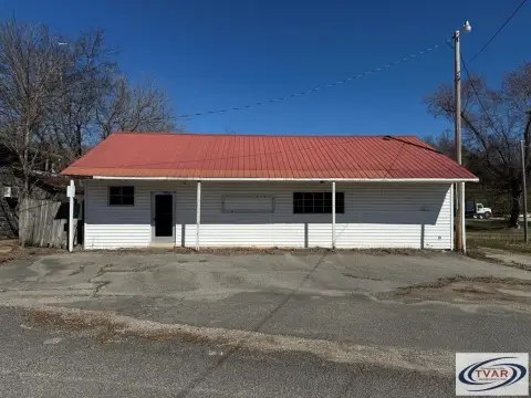 Commercial Building in Downtown Big Sandy