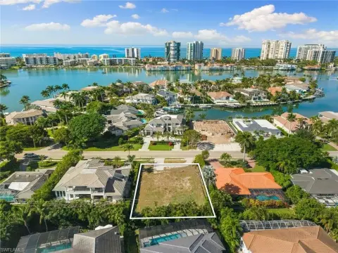 Residential Land in Park Shore