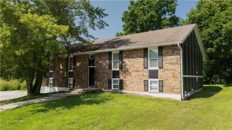 Quadplex With Off-Street Parking on Cul-de-Sac