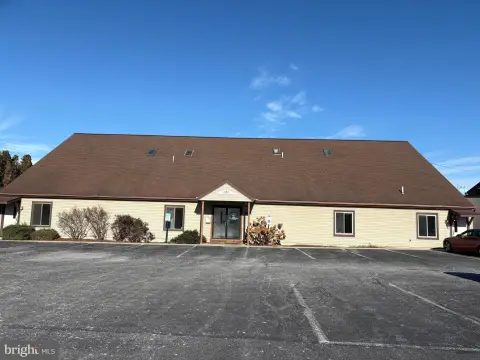 Versatile Commercial Space in EAST PETERSBURG