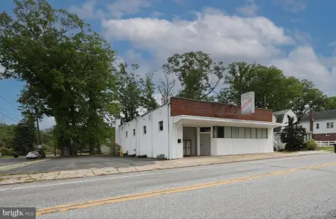 Adaptable Commercial Property in WOODBURY