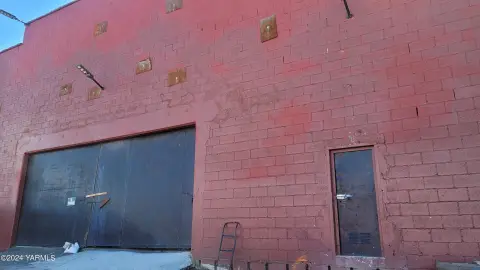 Warehouse with Rail-Side Loading