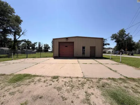 Flex Building with Office and Yard