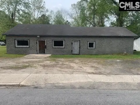 Restaurant Building with Flexible Layout