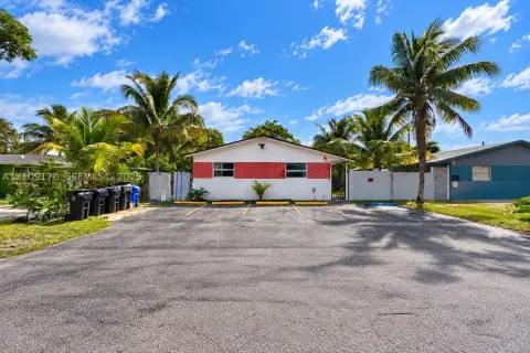 Triplex with Studio Apartment