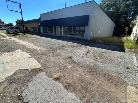 Flexible Commercial Building with Visibility