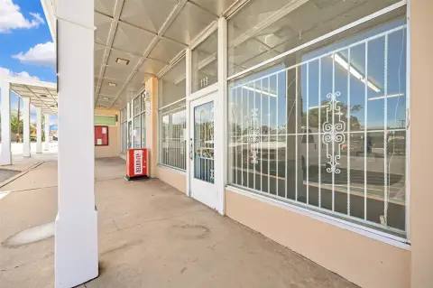 Retail Unit with Expansion Rights