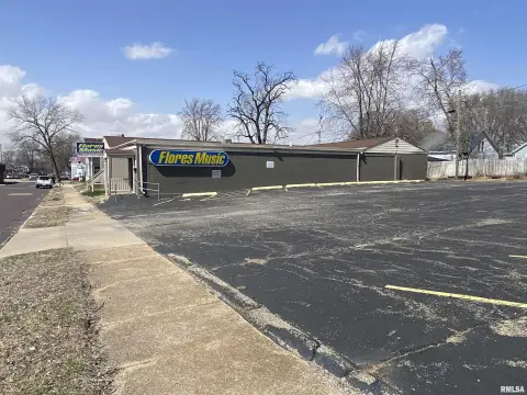 Versatile Commercial Property in Pekin