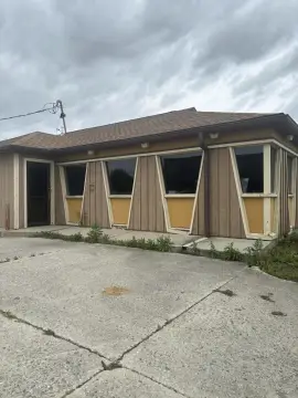 Former Pizza Hut Retail Building