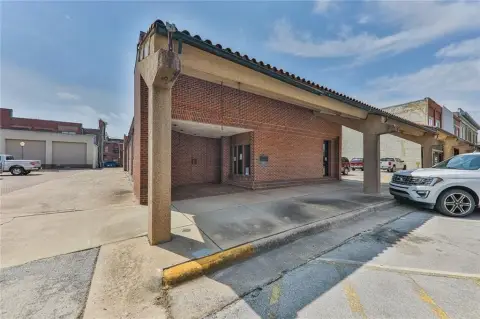 Updated Office Building in Coffeyville