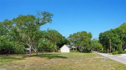 Large Corner Lot in Sarasota