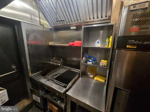 Neighborhood Tavern with Full Kitchen