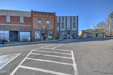 Mixed-Use Property in Glade Spring