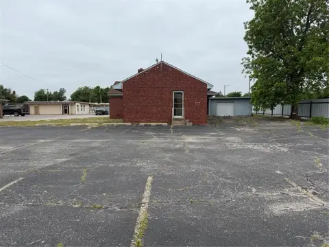 Commercial Property in High-Visibility Location