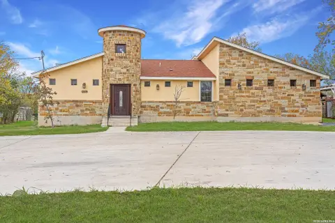 Furnished Apartment Building with Courtyard
