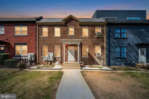 Cash-Flowing Multifamily Asset Near Plaza