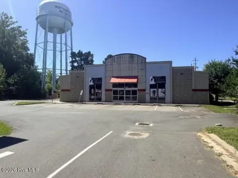 Freestanding Retail Building with High Ceilings