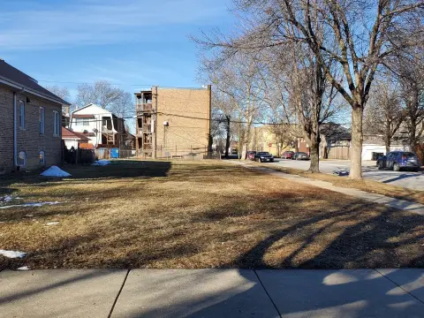 Vacant Corner Lot in Chicago