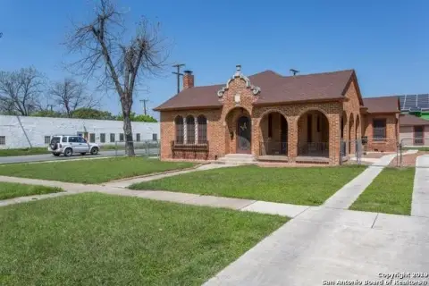 Duplex With Garage Apartment