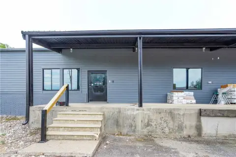 Renovated Flex Space With Docks