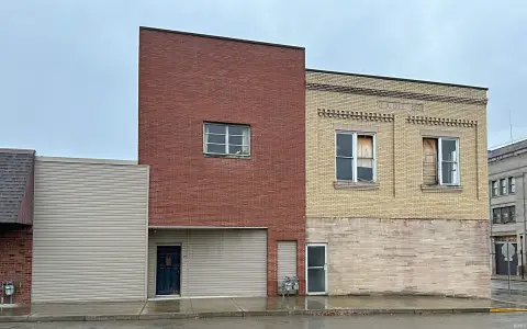 Versatile Commercial Space Near Main