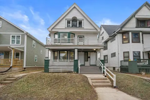 Renovated Duplex Near Downtown Milwaukee