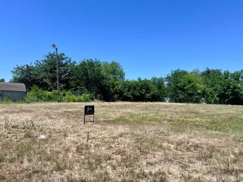 Commercial Corner Lot in Ravia
