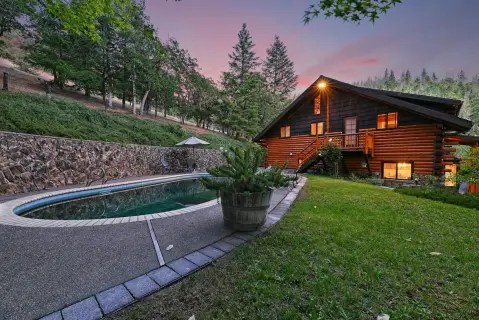 Logtown Estate: Unique Living Experience