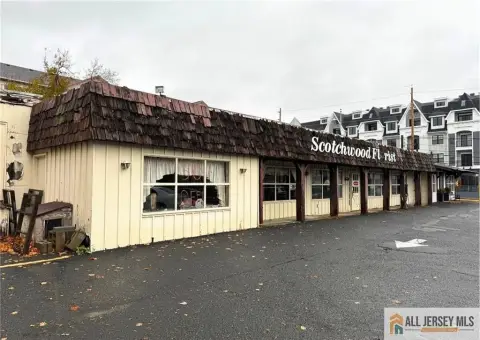 Prime Retail Space Near Train