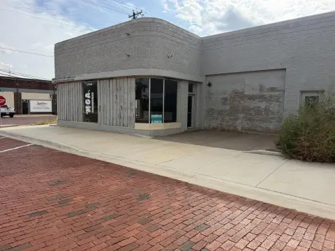 Open-Plan Storefront Building
