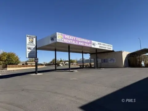 Commercial Building on Navajo Drive
