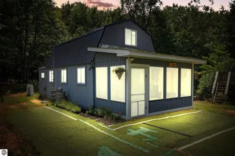 Off-Grid Cabin on 18.9 Acres